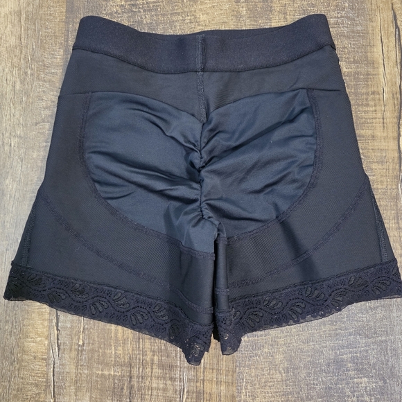 Leonisa Lift SculptMid-Rise Sculpting Butt Lifter Shaper Short - Picture 4 of 5